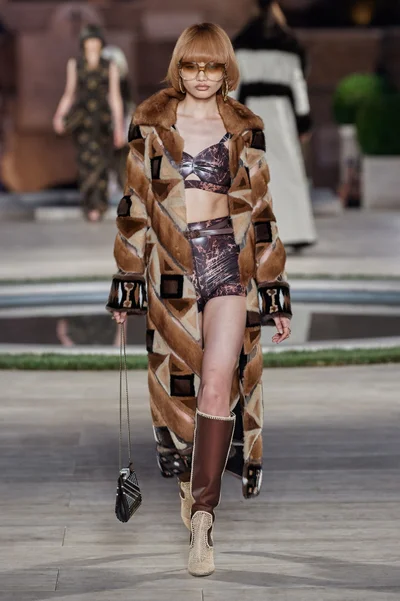 Look 19